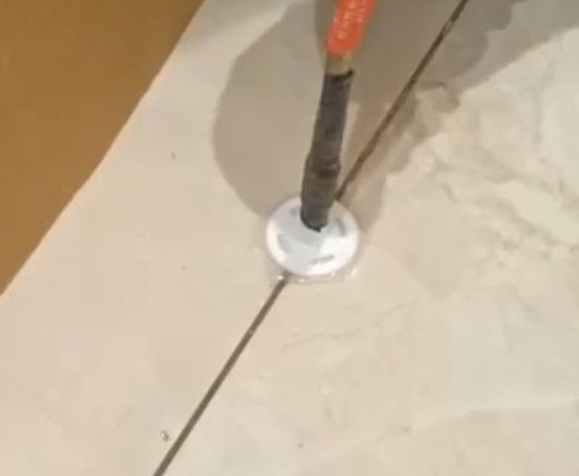 旅顺口瓷砖空鼓维修公司专业解答瓷砖在铺贴过程中，如果没有涂抹均匀到位的粘结材料（如水泥砂浆或瓷砖胶），可能会导致以下问题