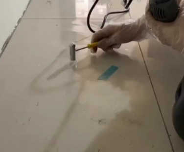 旅顺口瓷砖开裂维修公司专业分享瓷砖在铺贴前如果没有沥干水分，将会导致以下问题